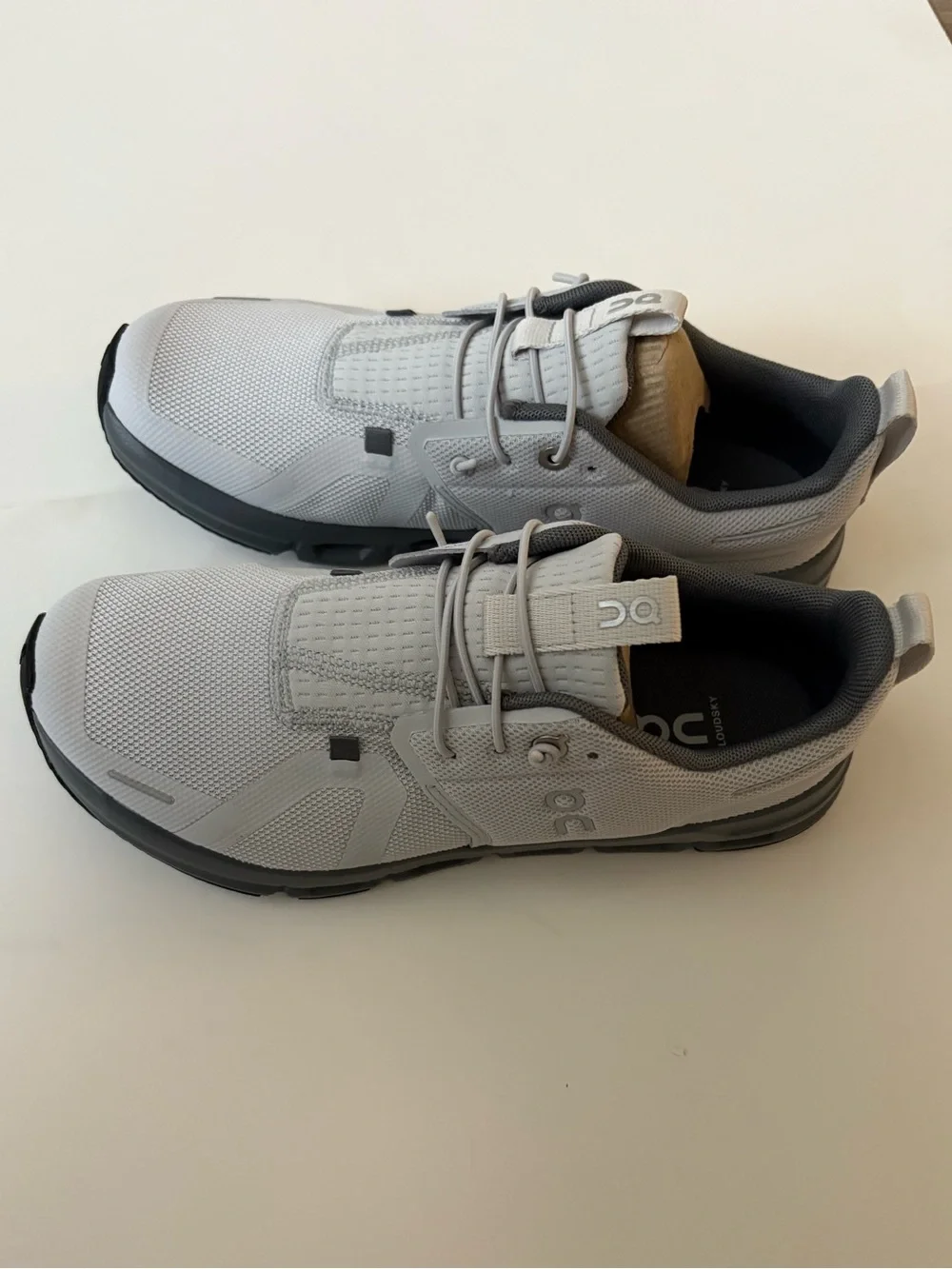 On Cloud Sky Shoes // Youth Size 6 - Picture 3 of 6